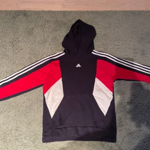 Adidas hoodie - Adidas hoodie säljs i bra skick, använd ett par gånger!