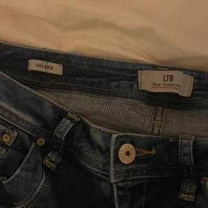 Säljer mina superfina LTB jeans i modellen Valerie💕De är lite slitna vid nederdelen av benen som kan ses på bild 2, därav priset,  men annars fint skick! De är i storlek W28 L32💕Nypris 829kr
