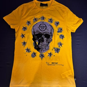 Philipp Plein  - Limited edition Philipp Plein T-shirt  Storlek M  Skick 9/10 använd typ 4-5 gånger bra skick  Köpt den för 550 euro i Italien  Tänkte sälja för 3000kr kan sänka priset vid snabb affär  För mer information skicka pm 