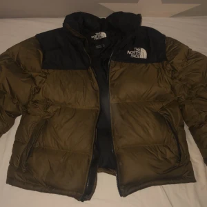 North Face puffer  - Säljer min sköna North Face jacka , kommer inte till användning. Inga defekter och som ny. Nypris 2700. st M passar också s