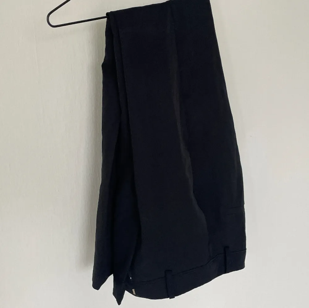 Svarta kostymbyxor från Bikbok Modell: Wilma. Bra skick, kommer ej till användning!. Jeans & Byxor.