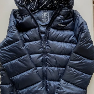 Champion junior blå jacka - Fin Champion vinterjacka helt ny