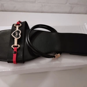 Sandaler  - Ny oanvänd sandaler storlek 40 men passar med storlek 39 också