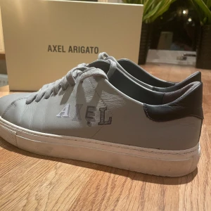 Axel Arigato - Storlek 45. Lite crease på vissa ställen men annars bra skick. Box ingår. 