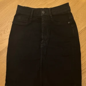 Stretchig jeanskjol - I bra skick men för liten 