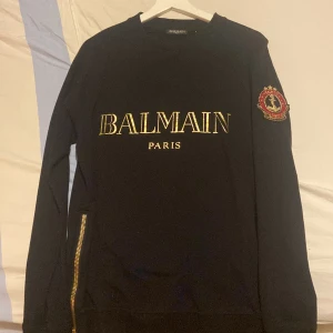 Balmain sweatshirt  - Fantastiskt material och i fläckfritt och skadefritt stånd, säljs till ögonsmickrande pris😁