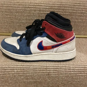 Air Jordan 1 - Skick är okej 6/10 kommer rengöra vid affär. Väldigt fina skor som passar nu på våren. Anledning till sälj är har bytt stil. Frågor och funderingar kom Dm!