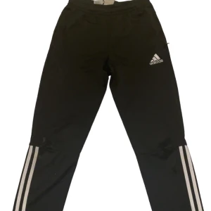 Adidas byxor - Adidas byxor köpta från stadium. De har nu blivit för små! Storleken står på sista bilden!