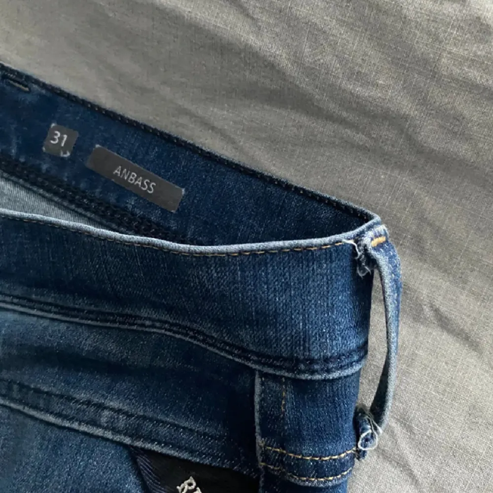 Säljer just nu svin snygga replay anbss jeans! Passform slimfit. Skicket är 8/10 då dom är använda men inga tydliga defekter. Hör gärna av er vid  fler frågor!. Jeans & Byxor.