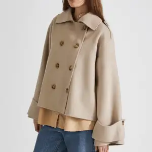 Stylein kappa - Termao jacket beige.  Säljer nu denna fina trendiga kappa från stylein då den tyvärr inte kommer till användning så pass mycket som den är värd! Den är magisk och perfekt nu till våren💕Köptes för 4.999kr och säljer för 2.500kr!!