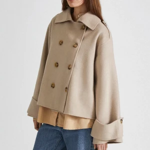 Stylein kappa - Termao jacket beige - Stylein kappa - Termao jacket beige.  Säljer nu denna fina trendiga kappa från stylein då den tyvärr inte kommer till användning så pass mycket som den är värd! Den är magisk och perfekt nu till våren💕Köptes för 4.999kr och säljer för 2.500kr!!