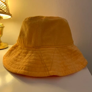 Buckethat från Weekday - Använd endast någon gång 🧡