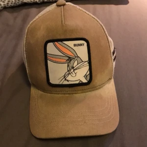 Trucker keps - Säljer nu min bunny keps från capslab. Den är bra skick 👍👍