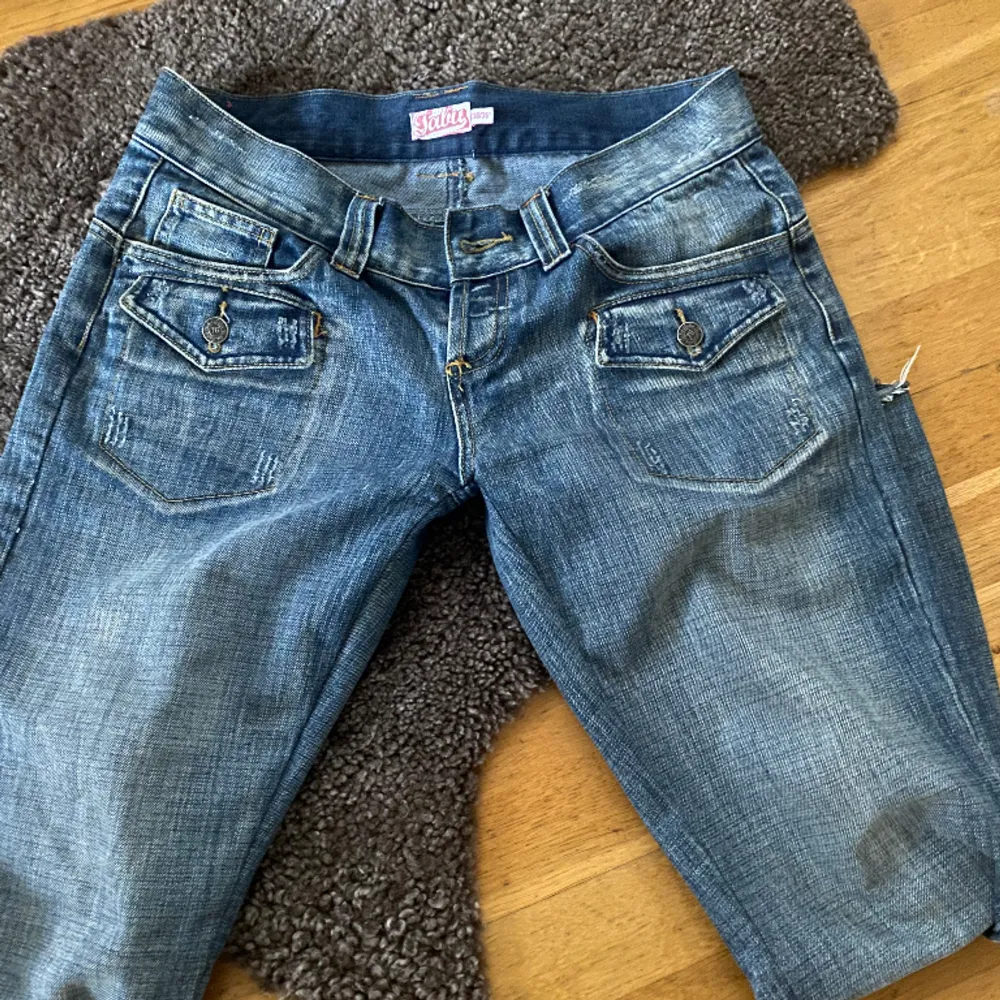 Lågmidjade Jens, vet inte vad märket är men kolla på sista bilden. Har sytt om de men skulle säga att de är storlek 38, kan skicka mått ifall det behövs💕. Jeans & Byxor.