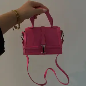 En helt oanvänd H&M väska🩷 En perfekt storlek om man är ute efter en mindre väska! En underbar rosa färg perfekt till sommaren 💞🤍