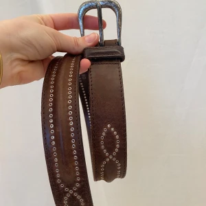 Bälte skärp brunt skinn  - Så najs skärp. Passar precis som lågmidjad på mig