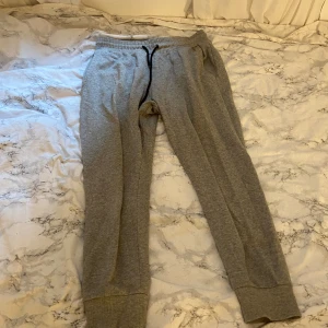 Gråa mjukisbyxor  - Ett par vanliga gråa mjukisbyxor i bra skick men har en liten fläck men som inte syns så mycket hör gärna av dig för flera bilder eller vid intresse 