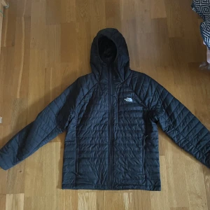 The north face jacka - Säljer nu min north face jacka. Skick 9/10. Perfekt nu till våren. Pris: 399.