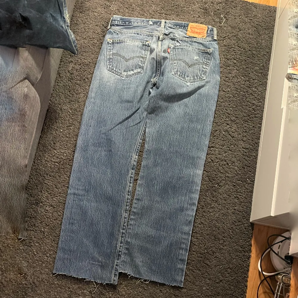 kapital inspired customised and distressed levis jeans som var från början 32/34 men som nu är avklippta och därför 32/30. Jeans & Byxor.