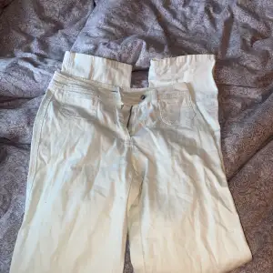 Lågmidjade jeans utan bakfickor, modellen är rak, 100kr