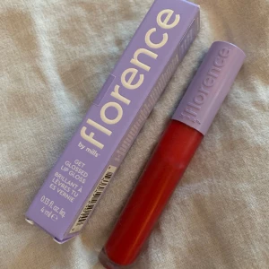 Florence by mills - Florence by mills ”Get glossed lip gloss” I färgen modern mills. använd några få gånger är som ny. säljer för 90kr Köptes för 199kr. 