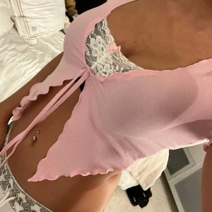 Topp - Rosa söt topp från shein med spets detalj med snörning. Storlek S 