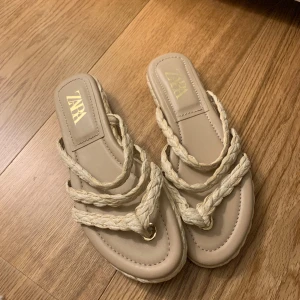 Zara Sandaler  - Säljer dessa sandaler från Zara, storlek 41!💓