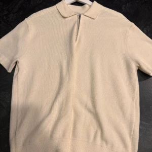 Oanvänd tröja från Zara!  - En väldigt snygg tröja från Zara som är helt oanvänd! Den passar M och eventuellt L. Perfekt för sommaren och våren. Hojta till om du är intresserad! 😁