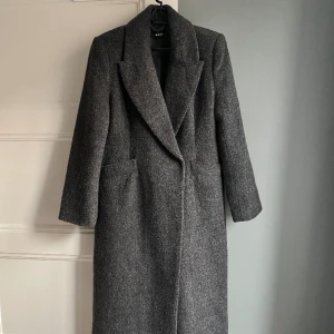 Gina Tricot Kappa HELT NY!! - Säljer en helt ny kappa i strl S från Gina Tricot.  Kappan är endast provad.  Axelvaddar och något figursydd i midjan, slits baktill. 11% ull.  Nypris 1199 kr.  Namn på kappan: Kappa Fuzzy Tailored Coat Kan hämtas i Malmö. 