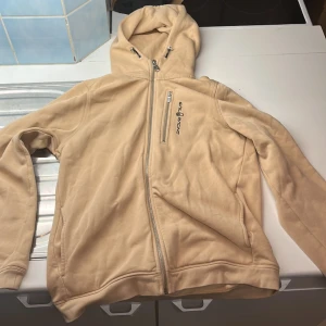 Sailracing ziphoodie - Strl 176, nästan som ny, väldigt lite använd, junior, obs det är strl 176, man kunde inte välja det