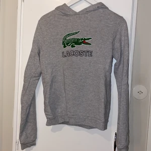 Tröja -  Jätte fin Lacoste tröja!! Köpt för 800 kr men mitt pris är 500 kr💕💕