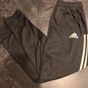 Adidas byxor - Fina Adidas byxor som är väldigt bekväma och knappt använda. Passar perfekt för längden ~175 till 180. Hojta till vid intresse! Pris kan diskuteras 😁 