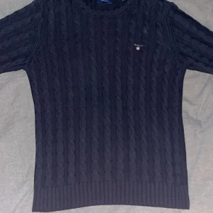 Gant tröja - Tjena säljer nu min stickade gant tröja då den inte används längre. Den är i fint skick, 9/10. Den är i storlek 170cm men jag har storlek M och den passar mig toppen. 