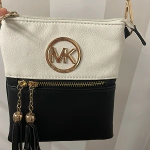 Michael kors väska - Köpt i spaniel så tror ej den är äkta men ser väldigt äkta ut! Så fin🪩🤍