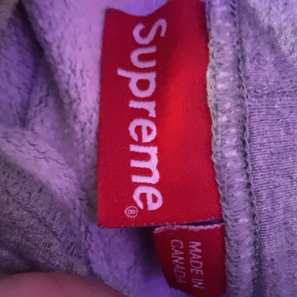 En av de coolaste Supreme hoodies gjorda enligt mig, tyvärr sitter den ej som jag vill då den mer passar M, har lite flaws som syns på bilderna.. Hoodies.