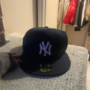 Keps  - Storlek 57,7 bra skick använder inte så pris kan diskuteras 