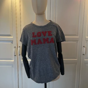 T-Shirt Zadig & Voltaire - En Zadig & Voltaire t-shirt med snyggt tryck och distressed detaljer. Materiel: 50% bomull och 50% viscos. Tröjan är i gott skick🌸 Snyggt med ett par blå jeans och sneakers✨