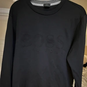 Hugo Boss sweatshirt - En skitsnygg Hugo Boss sweatshirt i bra skick. Det är storlek M men passar S bra, tveka inte på att höra av dig vid frågor och pris kan diskuteras.