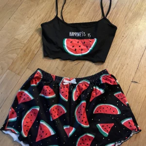 Pyjamas set - Pyjamas set, från shein. I storlek S, väger 131 gram så frakten blir 54 kronor. Fint skick!