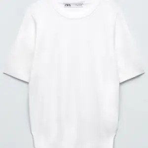 Jag säljer en vit tröja från Zara, pågrund av att den inte avändats längre. Tröjan är köpt för 299 på Zara men säljer nu för 150kr. Den är st S och är i fint skick om man bortser från att tråden har lossnat lite grann på framsidan,(tänker ej på det)😊