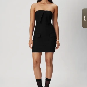 Adoore Lyon dress klänning  - Superfin, oanvänd klänning från Adoore säljes! Aldrig använd med prislapp, storlek: 42 (upplevs som en M).   Finns fortfarande på hemsidan, ”Lyon dress”, nypris: 1295kr.   Mitt pris: 700kr. 