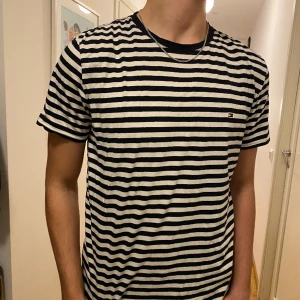 Tommy Hilfiger- Tshirt 🥰 - Jättefin randig t-shirt från Tommy Hilfiger 💖bra skick och endast använd fåtal gånger 