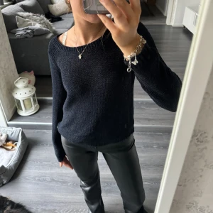 Tröja  - Marinblå tunn ”stickad” tröja! Superfint skick!