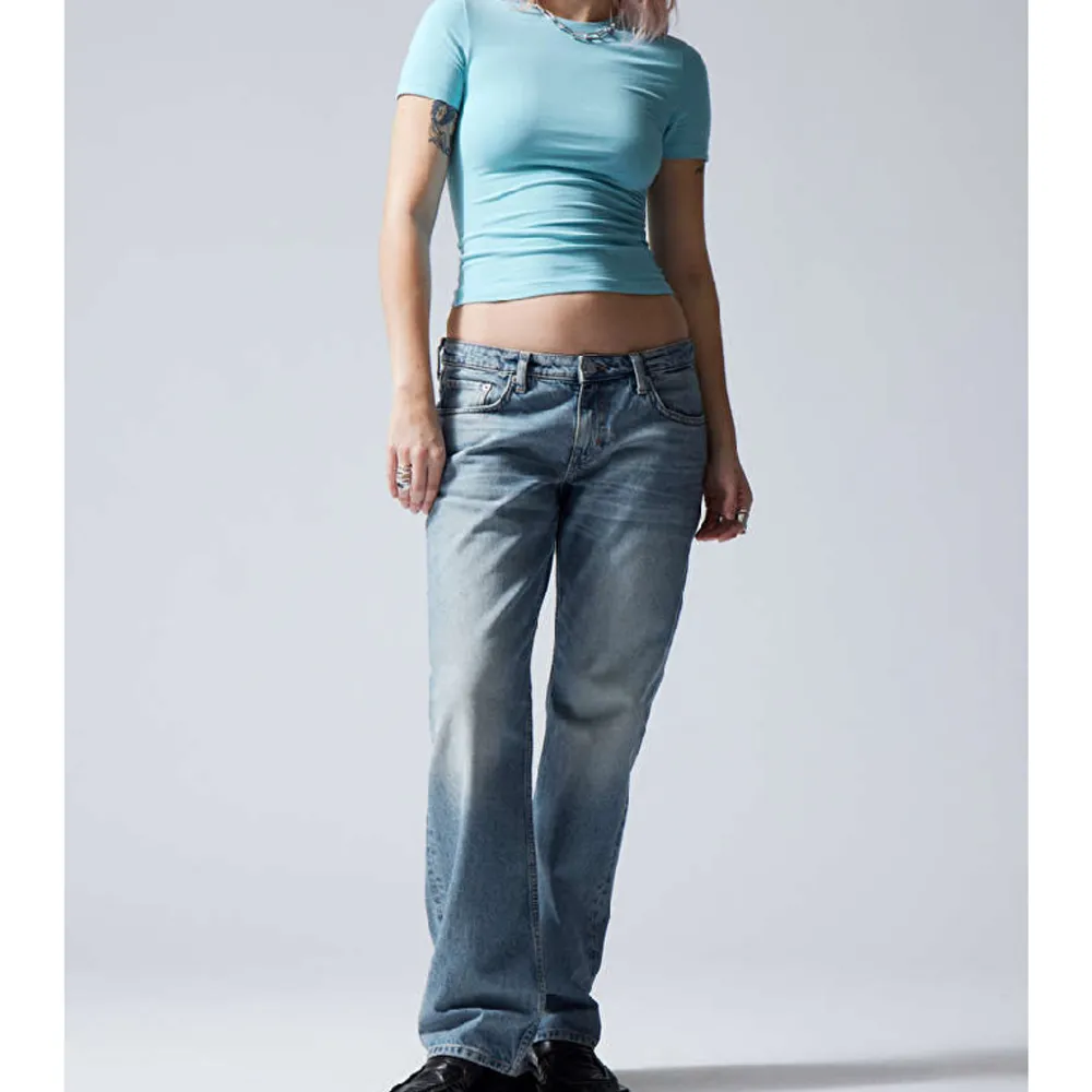 Jätte fina lågmidjade jeans i modellen arrow low straight i den perfekta blåa färgen som tyvärr är för stora för mig 😭 pris går att diskutera. Jeans & Byxor.