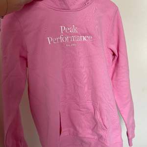 Säljer nu min rosa Peak Performance hoodie då jag aldrig använt den. Hoodien är därför också i nyskick. 