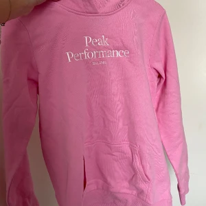 Peak performance hoodie  - Säljer nu min rosa Peak Performance hoodie då jag aldrig använt den. Hoodien är därför också i nyskick. 