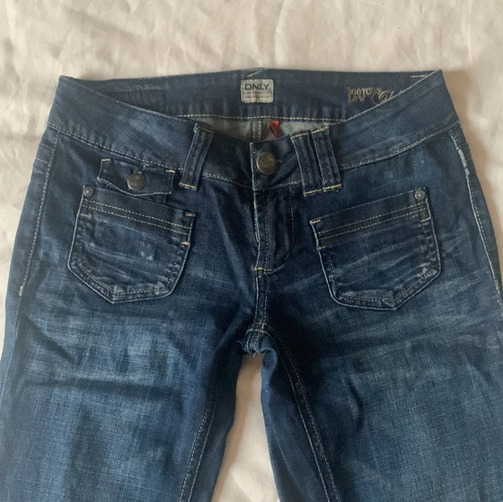 Storlek 28/34, lite små i storleken skulle passa en S/XS. Ganska tunt jeans material . Jeans & Byxor.