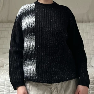 Svart Stickad Tröja - En svart stickad tröja med unik detalj! Storlek står ej men jag uppskattar till S🥰
