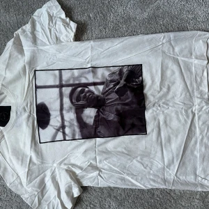 Limitato t-shirt Muhammad Ali tryck vit - En t-shirt från limitato med Muhammad Ali tryck. Använd ett fåtal gånger. Storlek M.