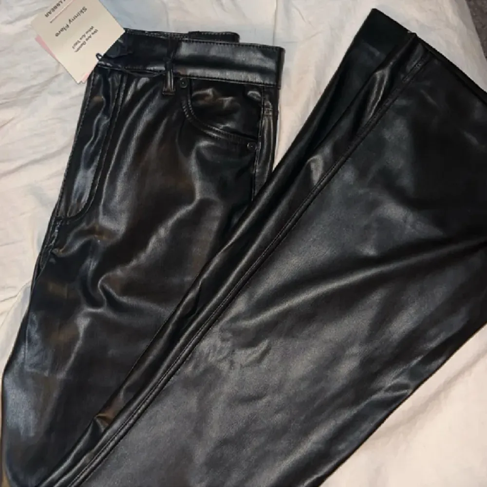 Svarta skinnbyxor från pull&bear i storlek 36! Modellen är skinny flare så det är som bootcut🖤 HELT NYA men passade inte mig😕. Jeans & Byxor.